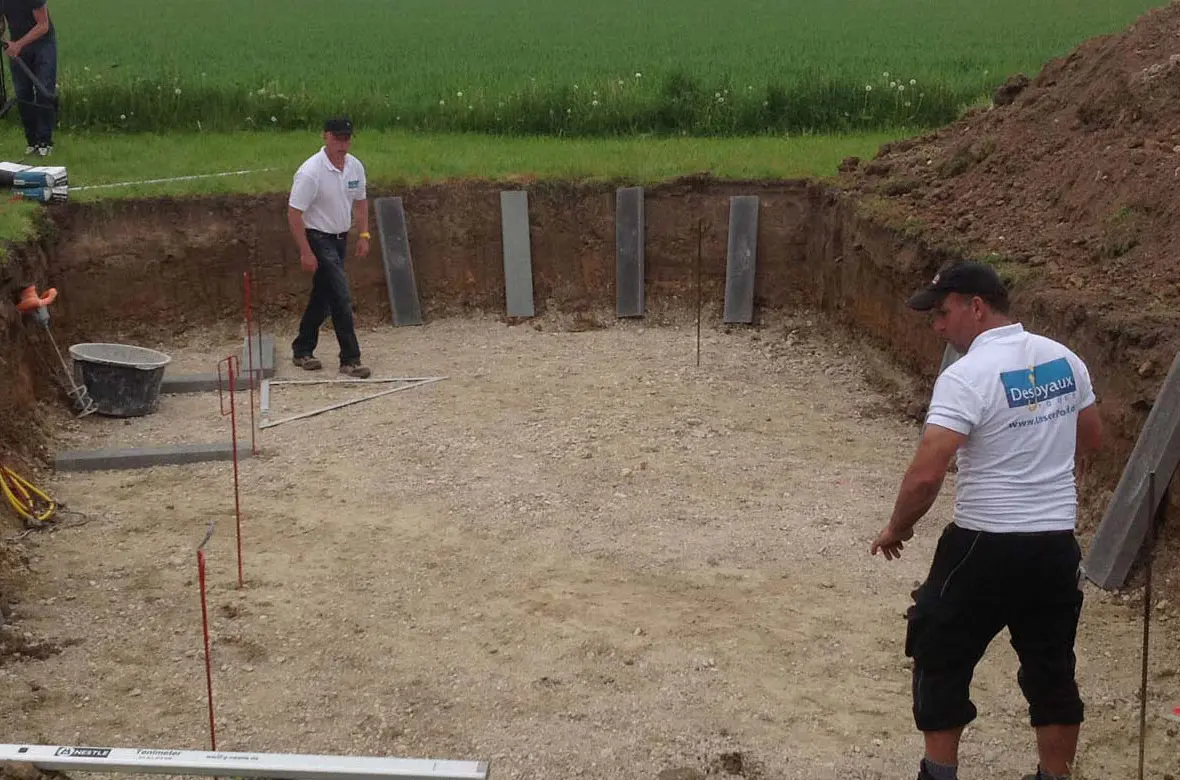 Vorbereitungen Poolbau in Flensburg Rabatten setzen